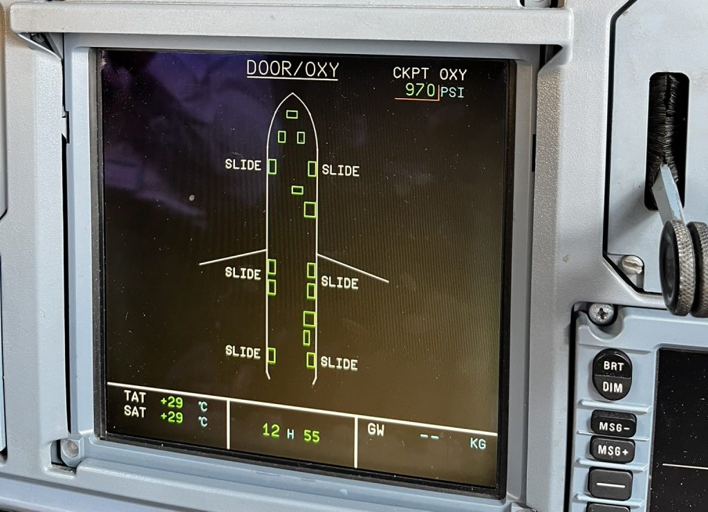 Close-up of CKPT OXY and REGUL LO PR indicators on A320 ECAM