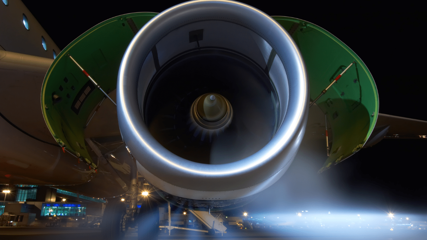 The image shows an engine mounted on the wings of an Airbus A320neo