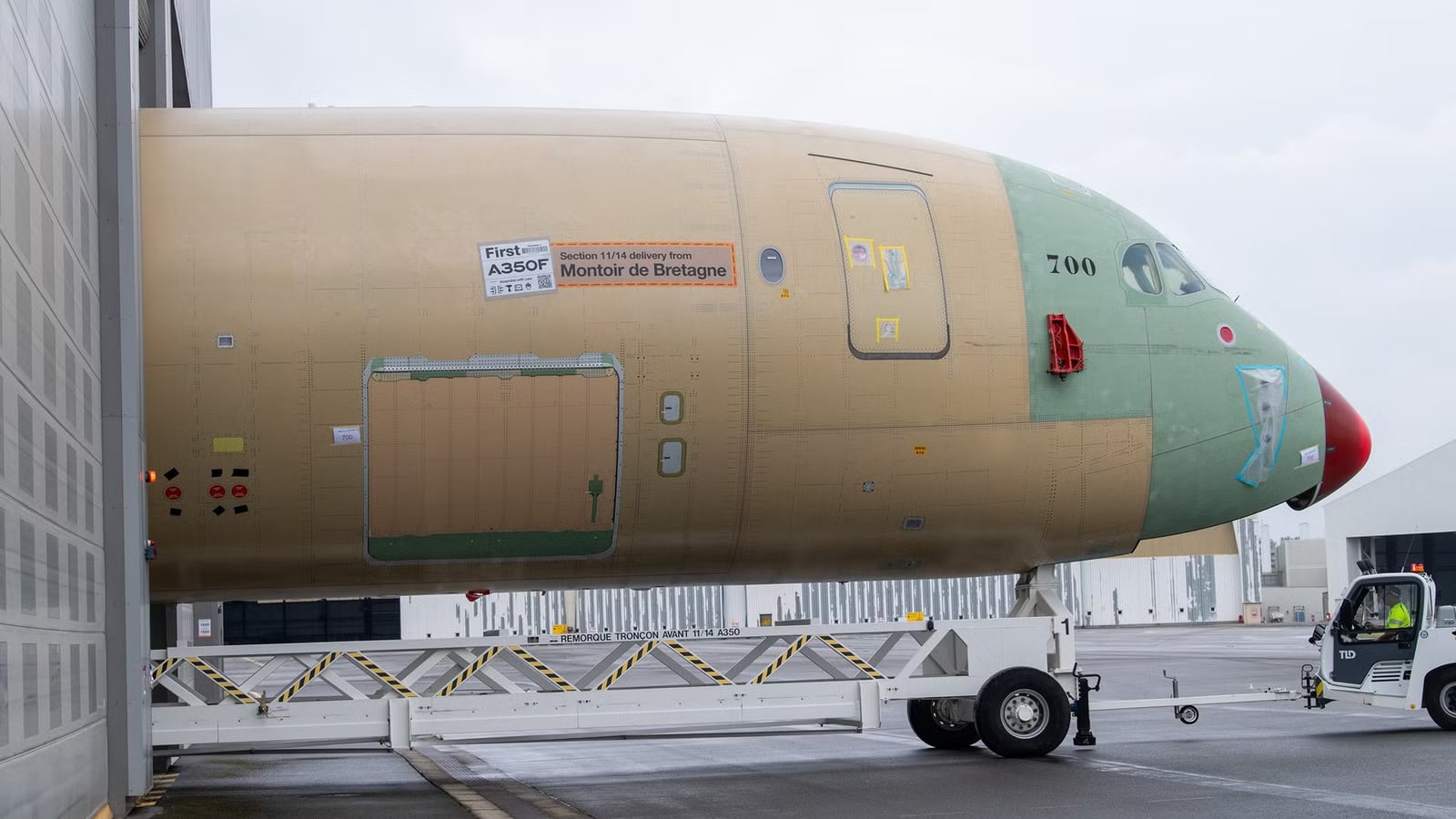 A350 freighter section 11 14 arriving at station 59