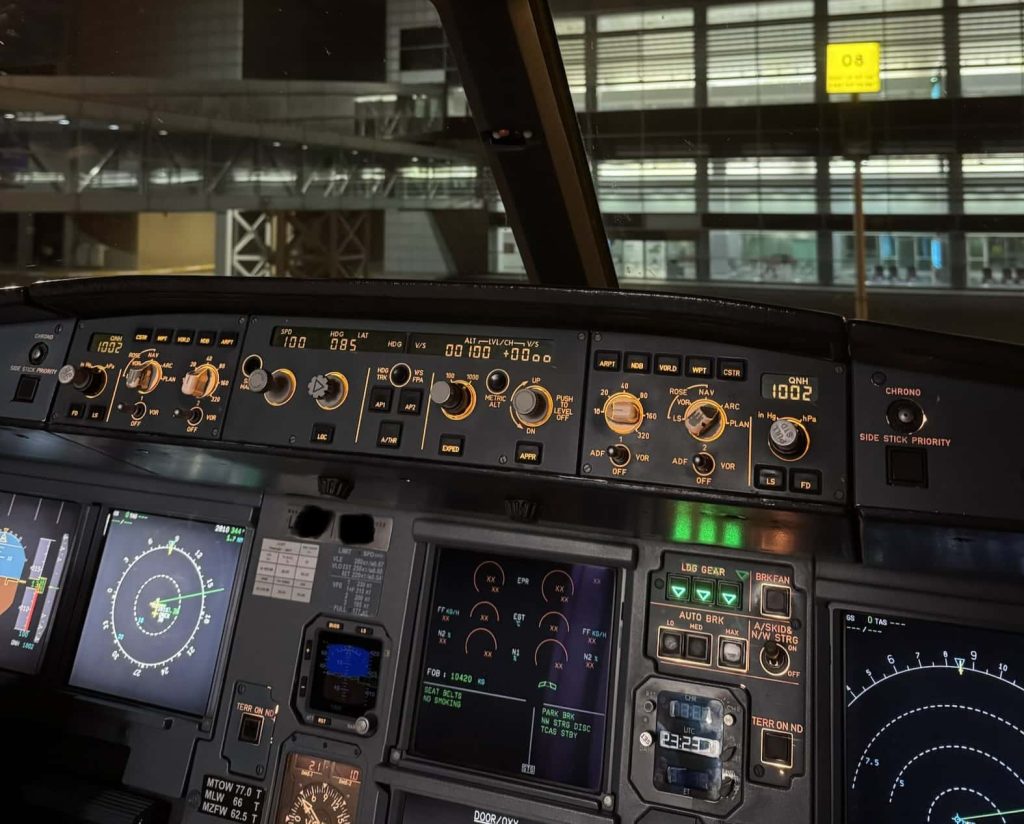 Airbus A320 flight deck showing TCAS traffic surveillance on the Navigation Display